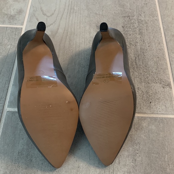 Journee Collection gray heels size 7-1/2 - Picture 4 of 5